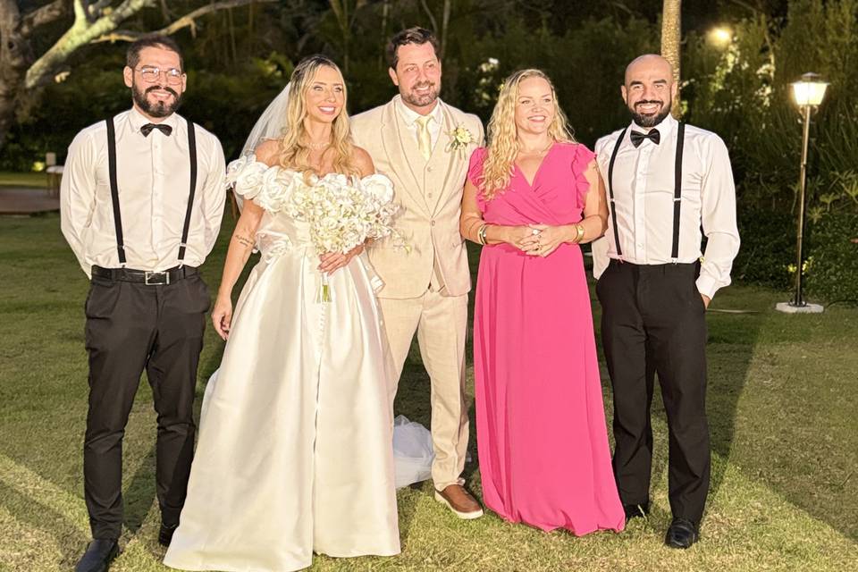 Casal e equipe