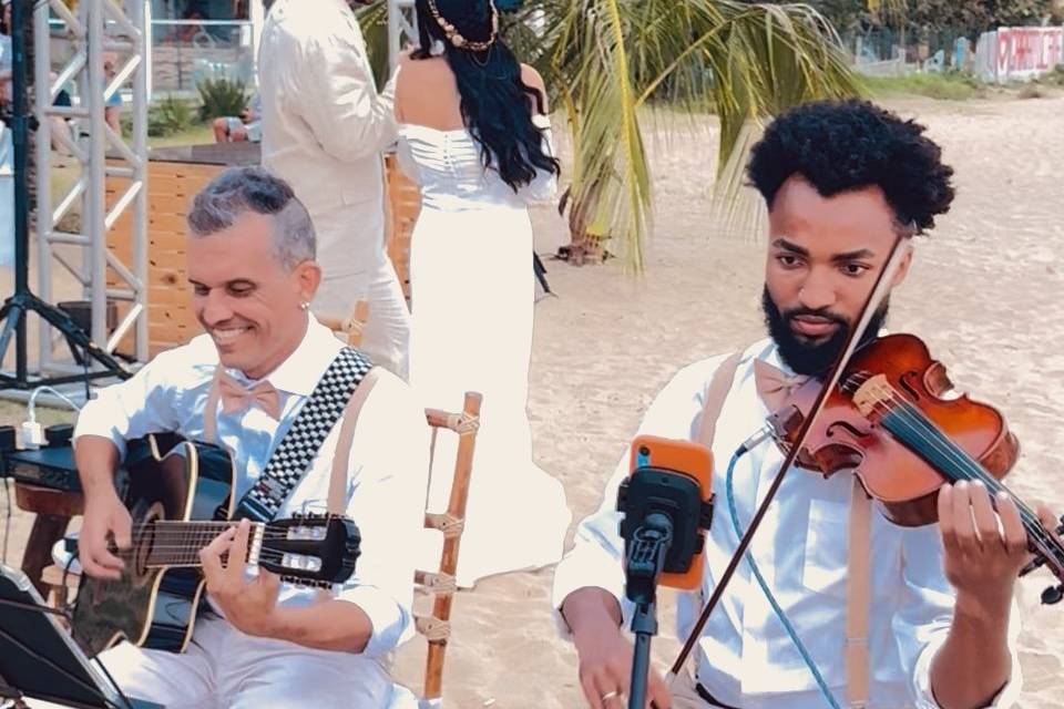 Duo violão e violino na praia