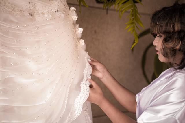 Noiva apreciando o vestido