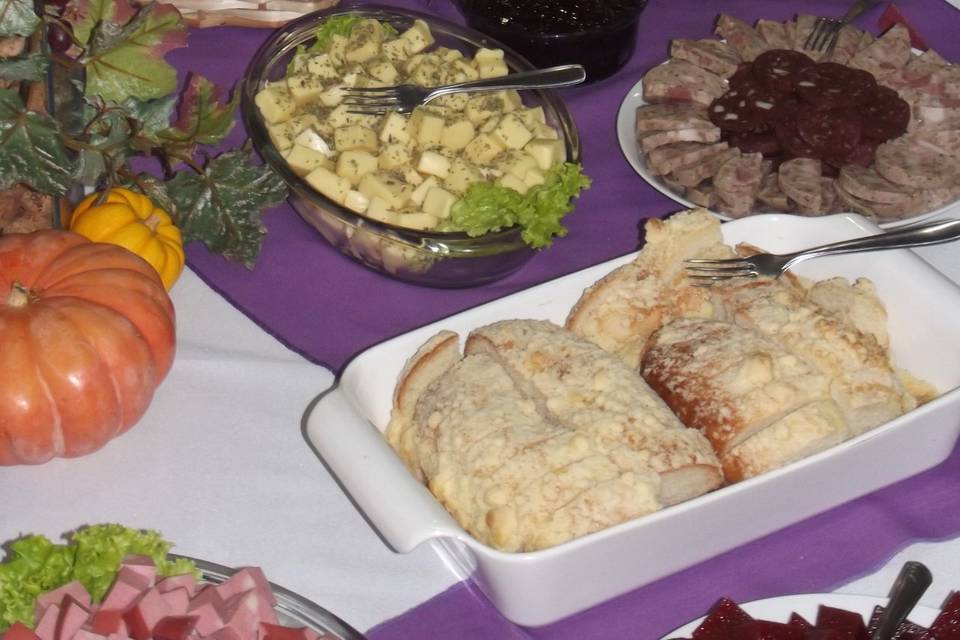 Mesa de frios, pães e pastas