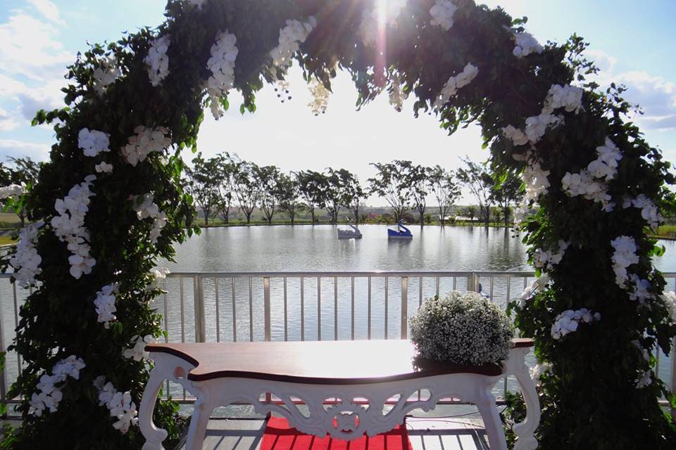 Cerimônia externa sobre o lago
