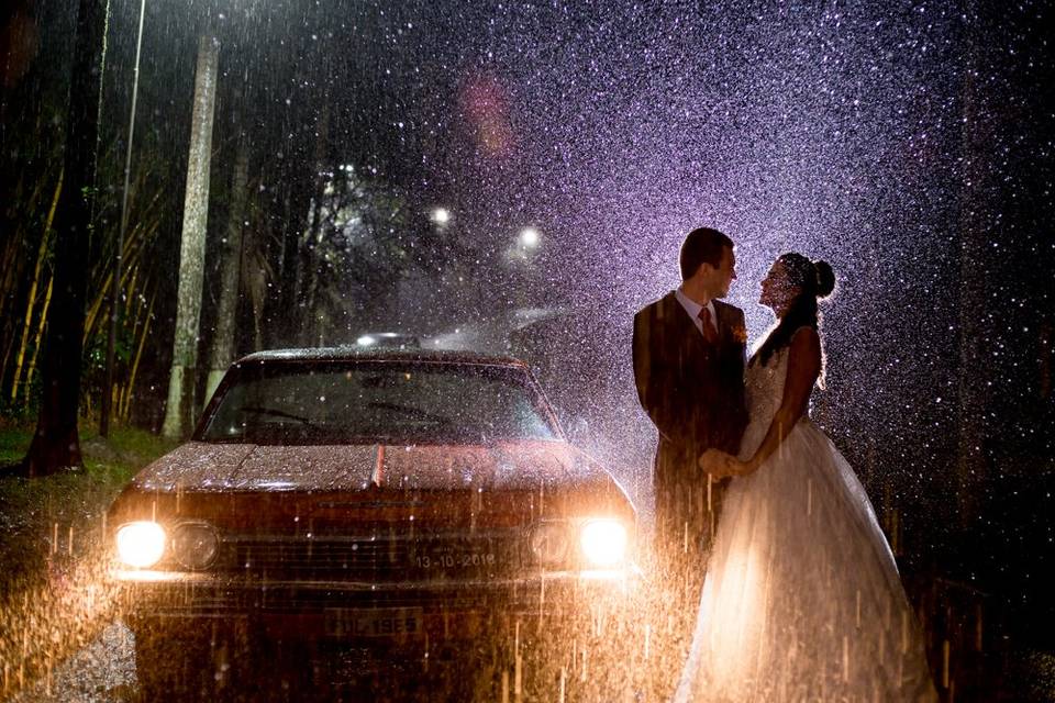 Foto dos noivos na chuva