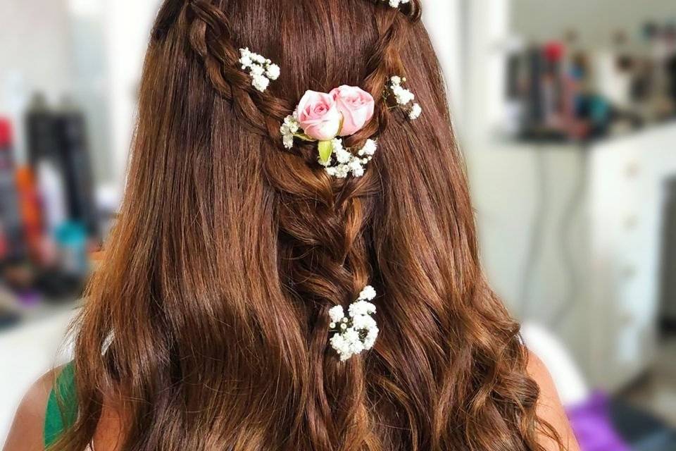 Penteado com trança e flores