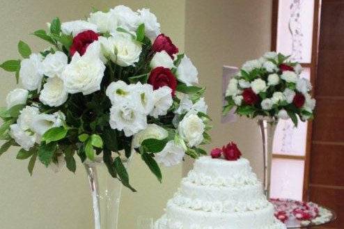 Mesa de doces decorada com flores