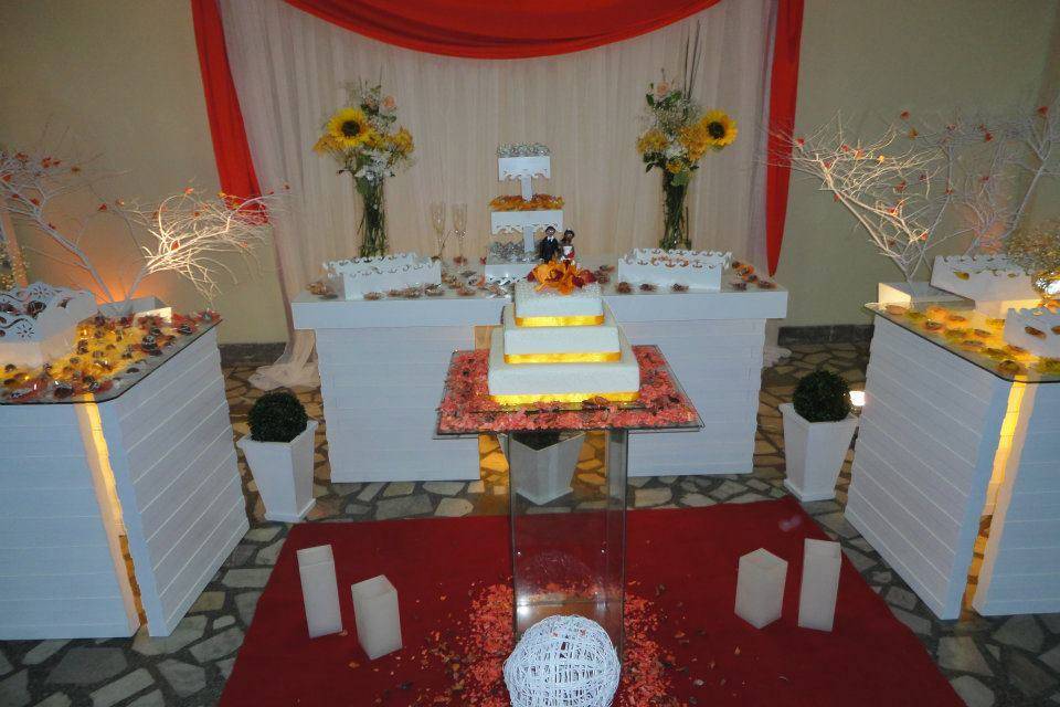 Casamento coral e amarelo