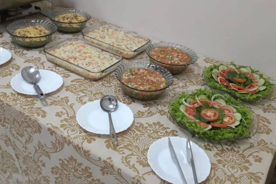 Mesa com saladas