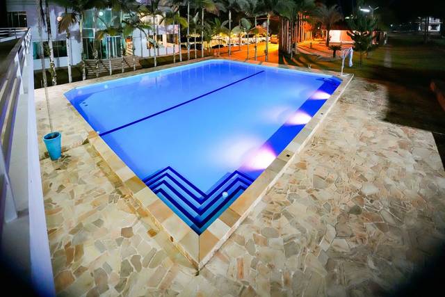 Linda área com piscina