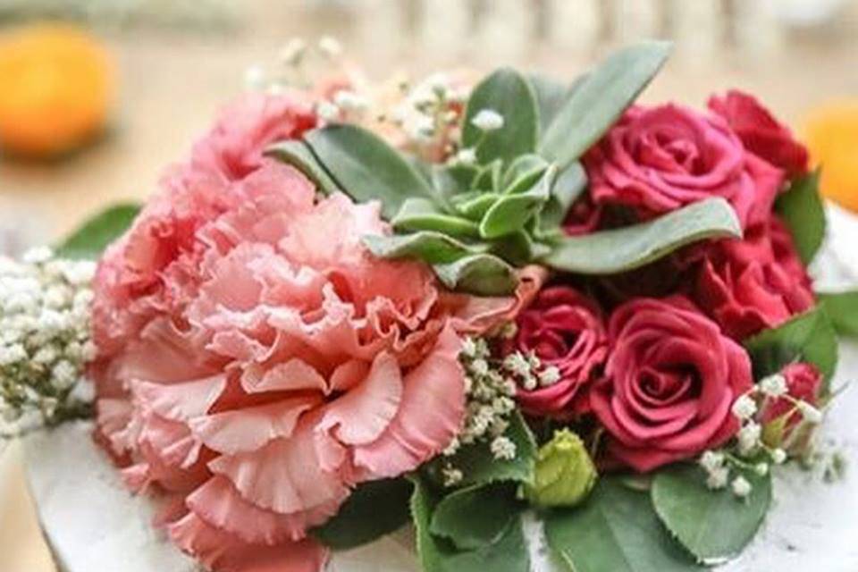 Bolo de casamento flores reais