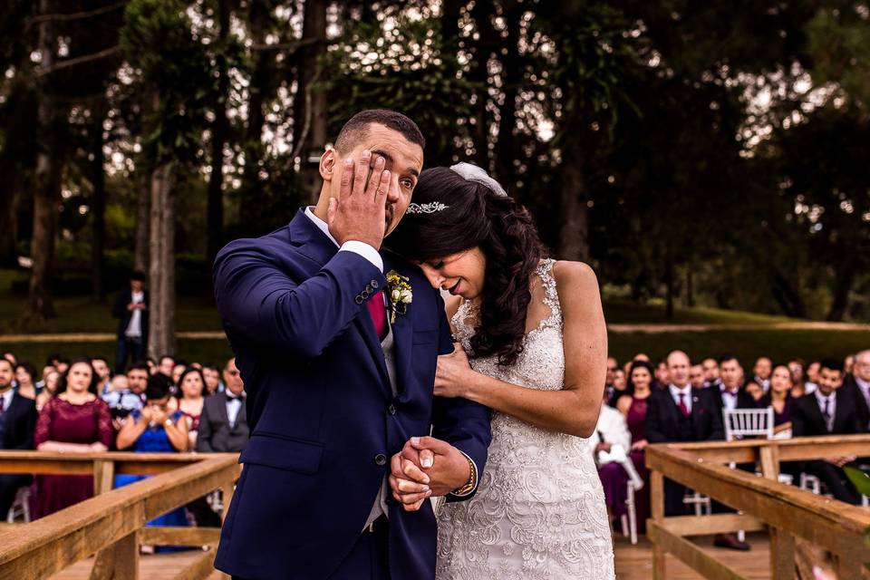 Casal emocionados no casamento