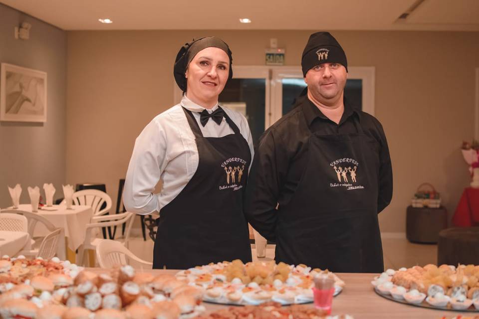 Equipe de garçom e cozinha