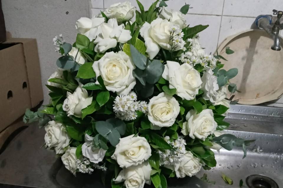 Arranjo com rosas brancas