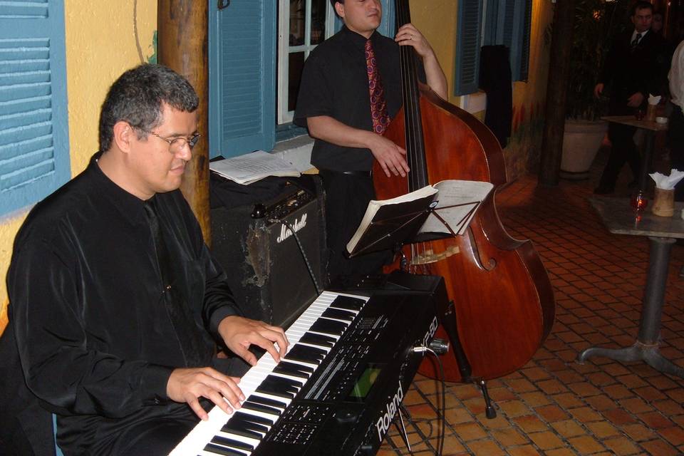 Duo piano e baixo acústico