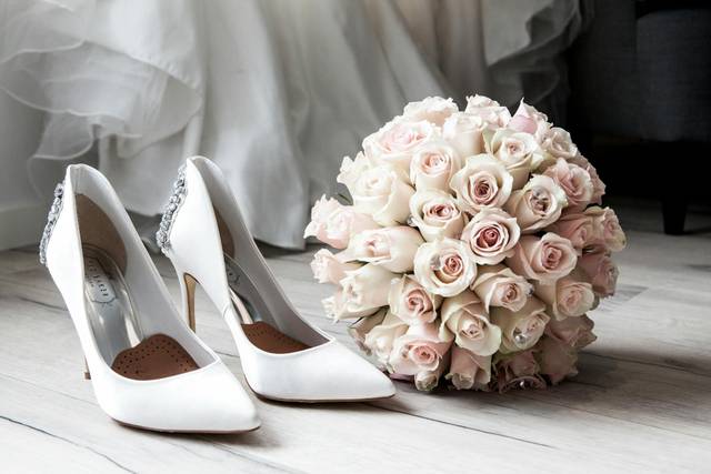 Sapato e buquê de flores
