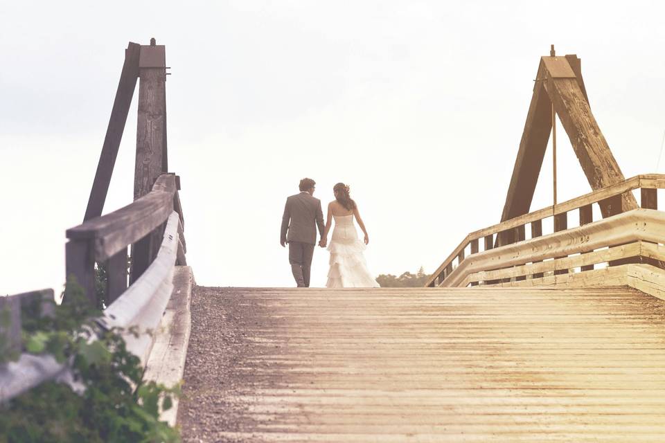 Casal no topo de uma escada