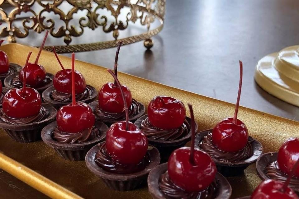 Cachepó ganache com cerejas