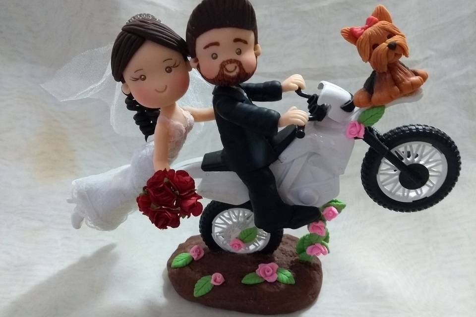 Topo de Bolo Casamento com Noivos em cima da moto. Venda e Locação.