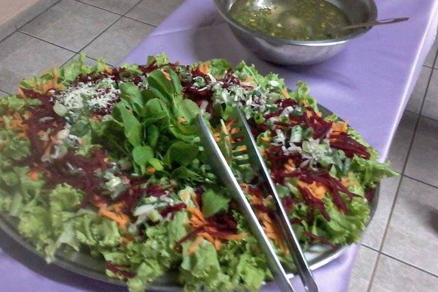 Saladas frescas e variadas