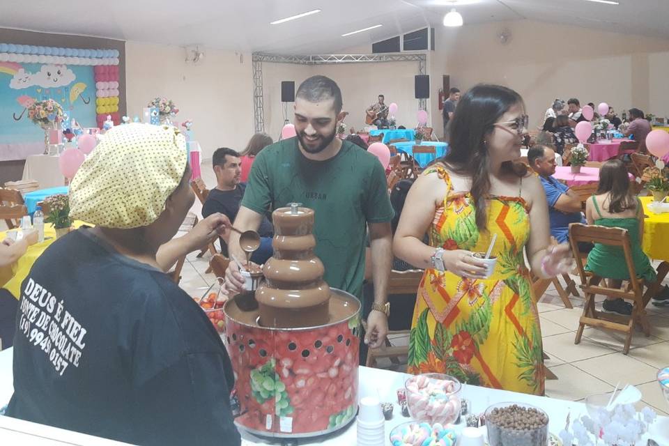 Deus é fiel fonte de chocolate