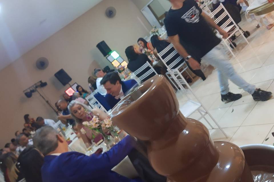 Deus é fiel fonte de chocolate