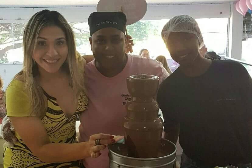 Deus é fiel fonte de chocolate