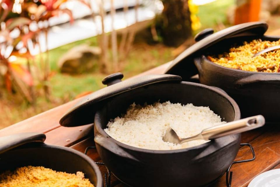 Arroz carreteiro e farofa.