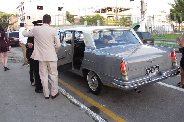 Noivos a caminho do buffet