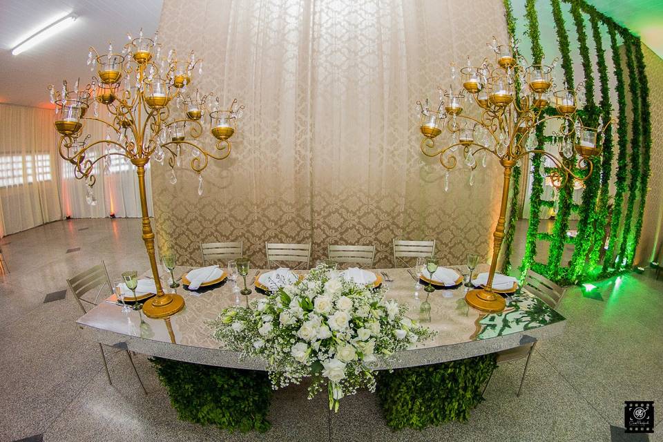 Mesa para os noivos espelhada