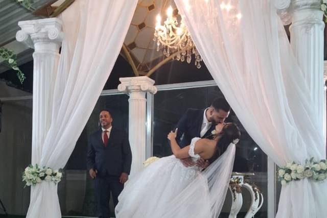 O momento do beijo dos noivos