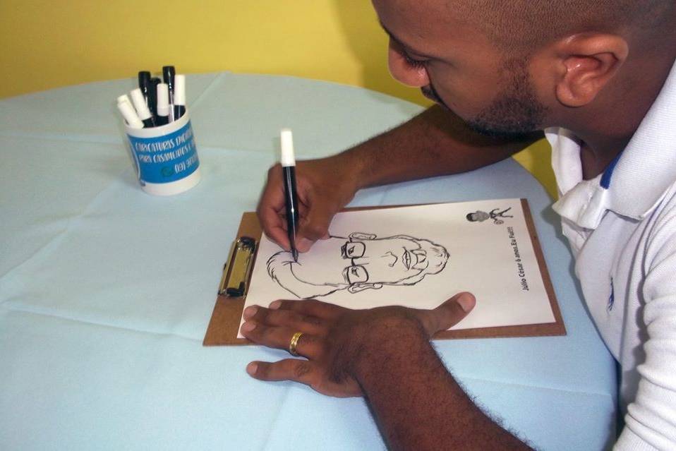 Caricaturas ao vivo em evento.