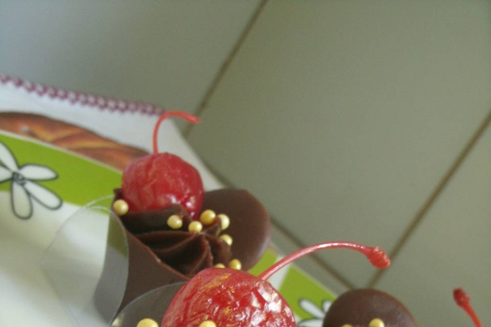 Copinho de chocolate com cereja