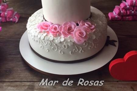 Bolo De Casamento Do Marfim Do Vintage Com Rosas Imagem de Stock - Imagem  de jogo, flor: 98852881