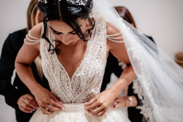 Ajudamos com o vestido