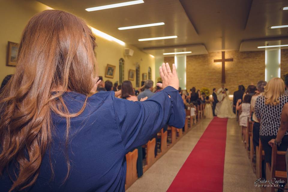 A mãe de longe abençoa a filha