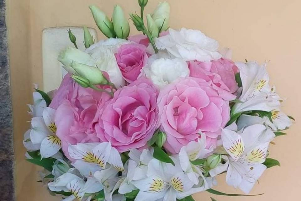 Perfeito rosas com Astromelia