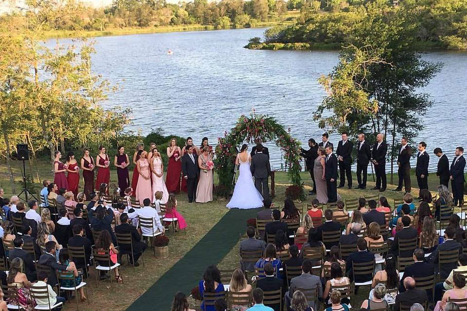 Lindo casamento beira do lago