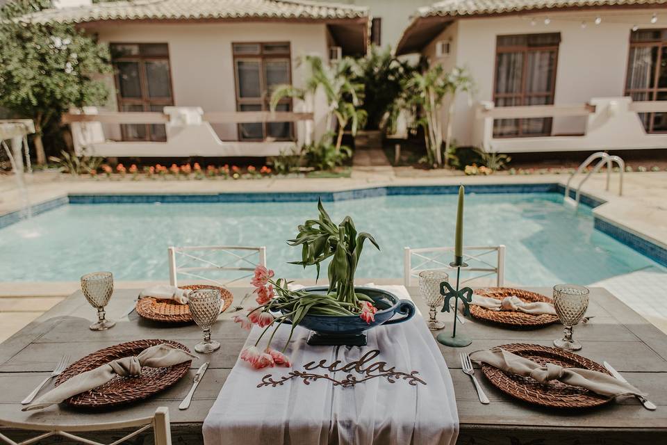 Piscina com vista para chalés