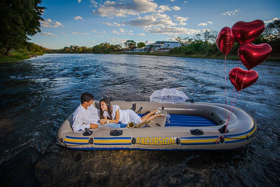 Casal com canoa e balões