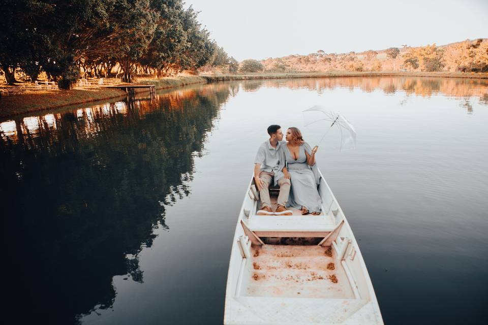 Casal na canoa