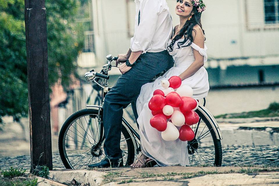 Noivos em bicicletas