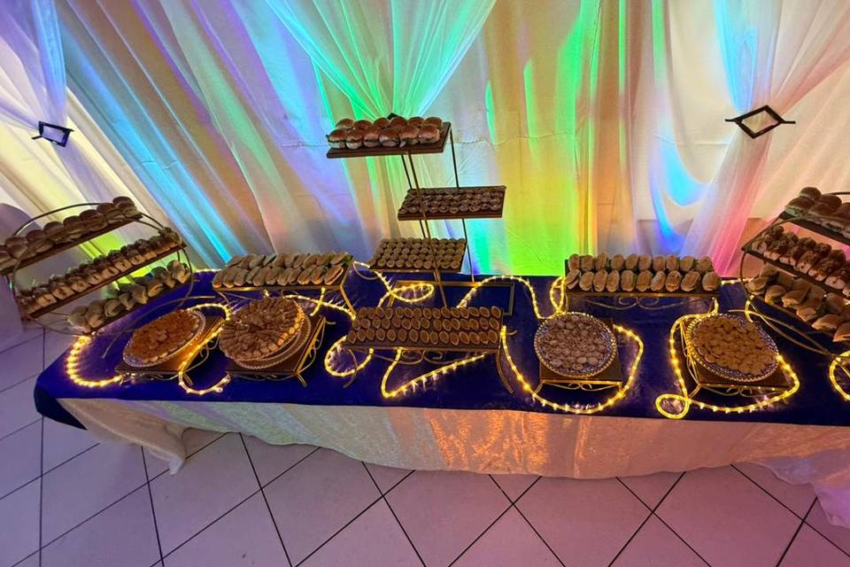 Mesa de Salgados e Buffet