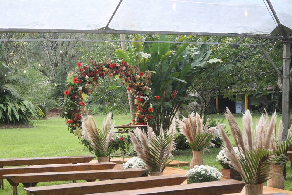 Tenda montada no gramado