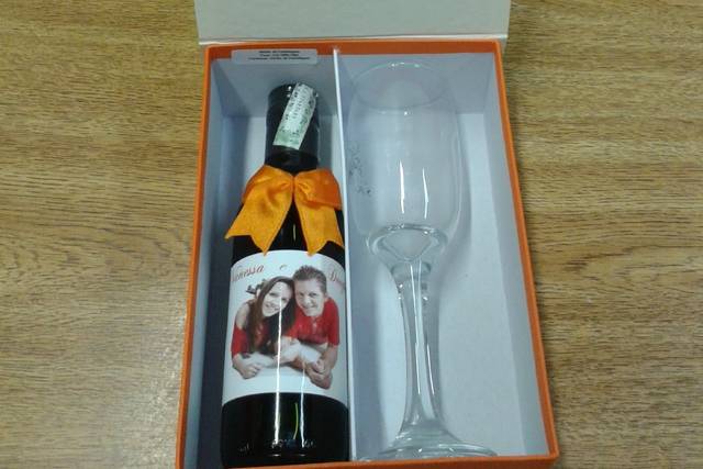 Caixa para mini vinho e taça