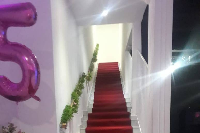 Escada com tapete vermelho