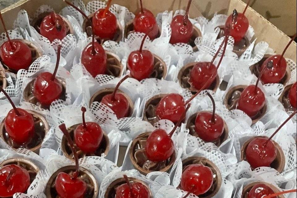 Doces finos com cereja