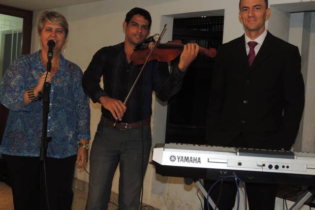 Voz feminina,violino e teclado