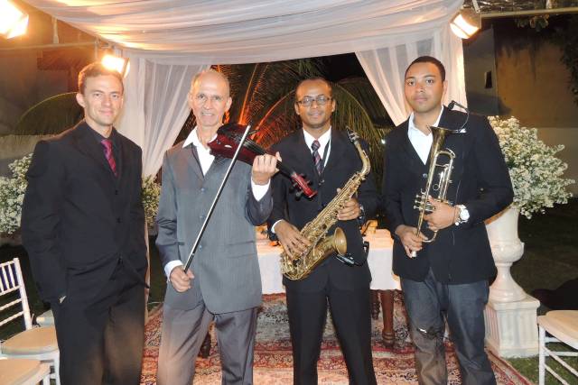 Teclado, violino, sax e trompete