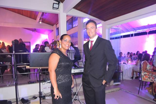 Voz feminnina e teclado