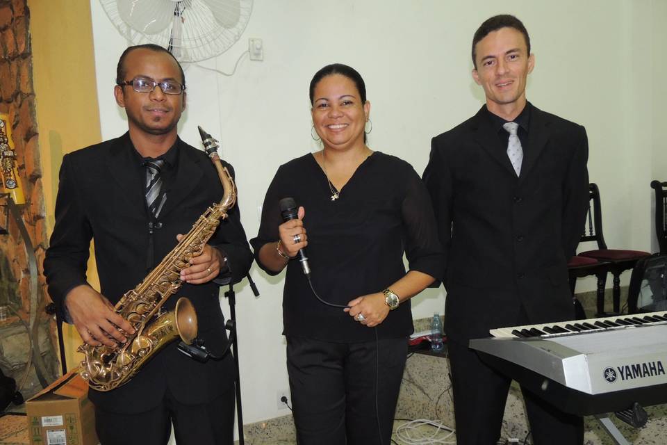 Voz feminina,sax e teclado