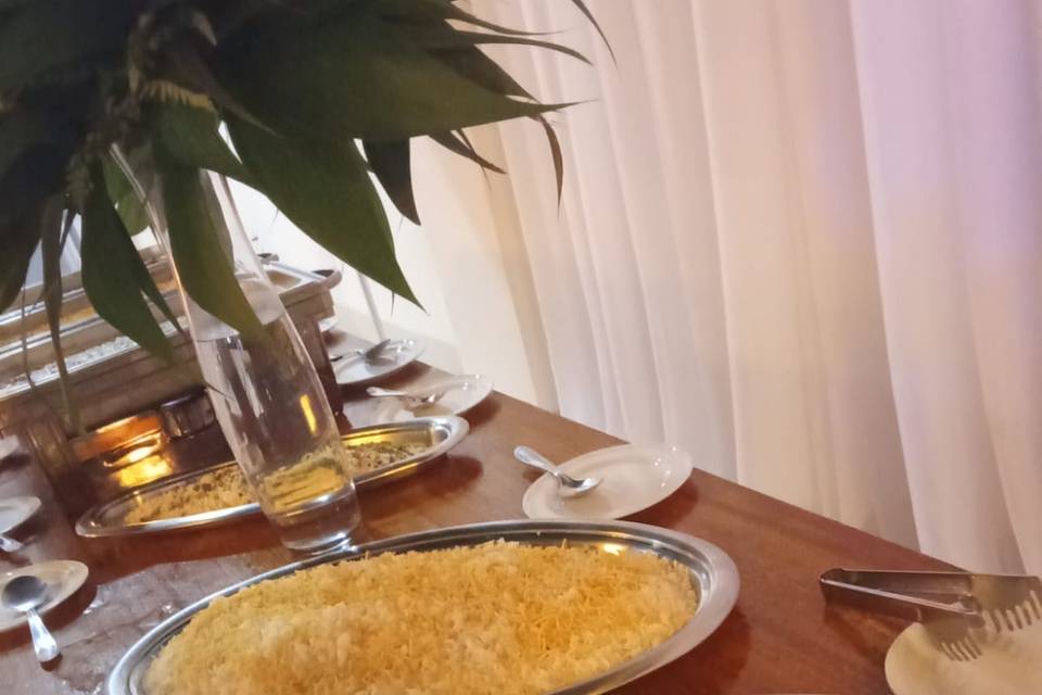 JANTAR SENDO SERVIDO