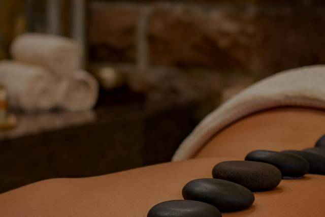 Massagem com pedras quentes